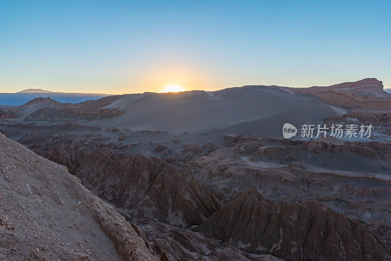 月亮谷圆形剧场的沙丘黄昏在月亮谷阿塔卡马沙漠，智利(Valle de la Luna)